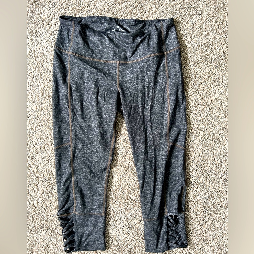 Athleta Women's Quest Criss Cross Chaturanga Capri
Leggings